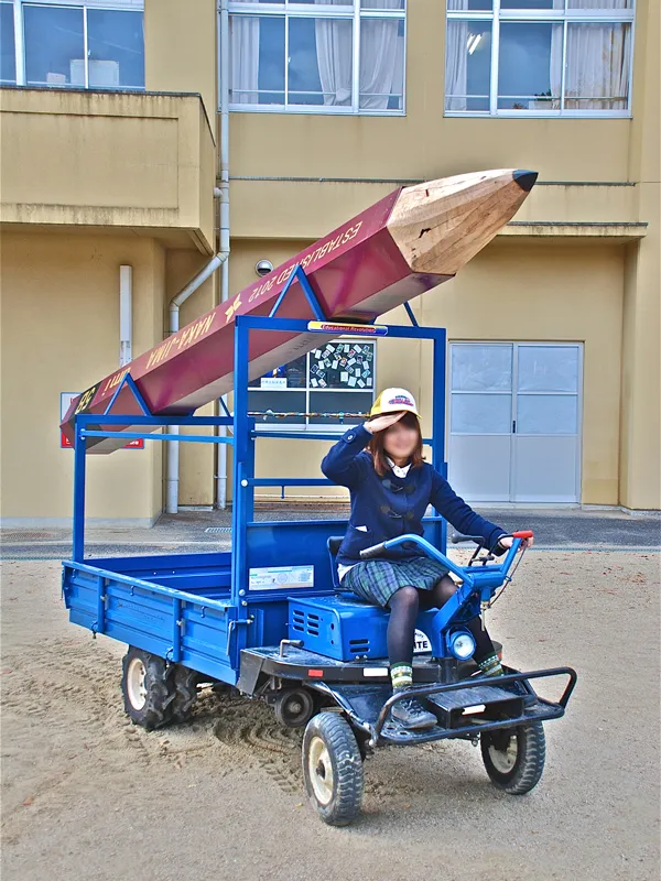 ブルーレンジャーに乗る女子生徒