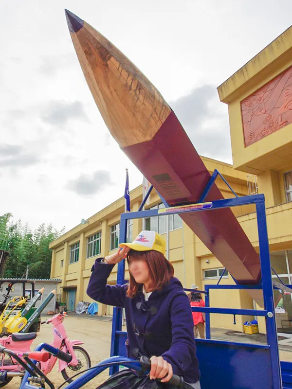 ブルーレンジャーに乗る女子生徒のアップ