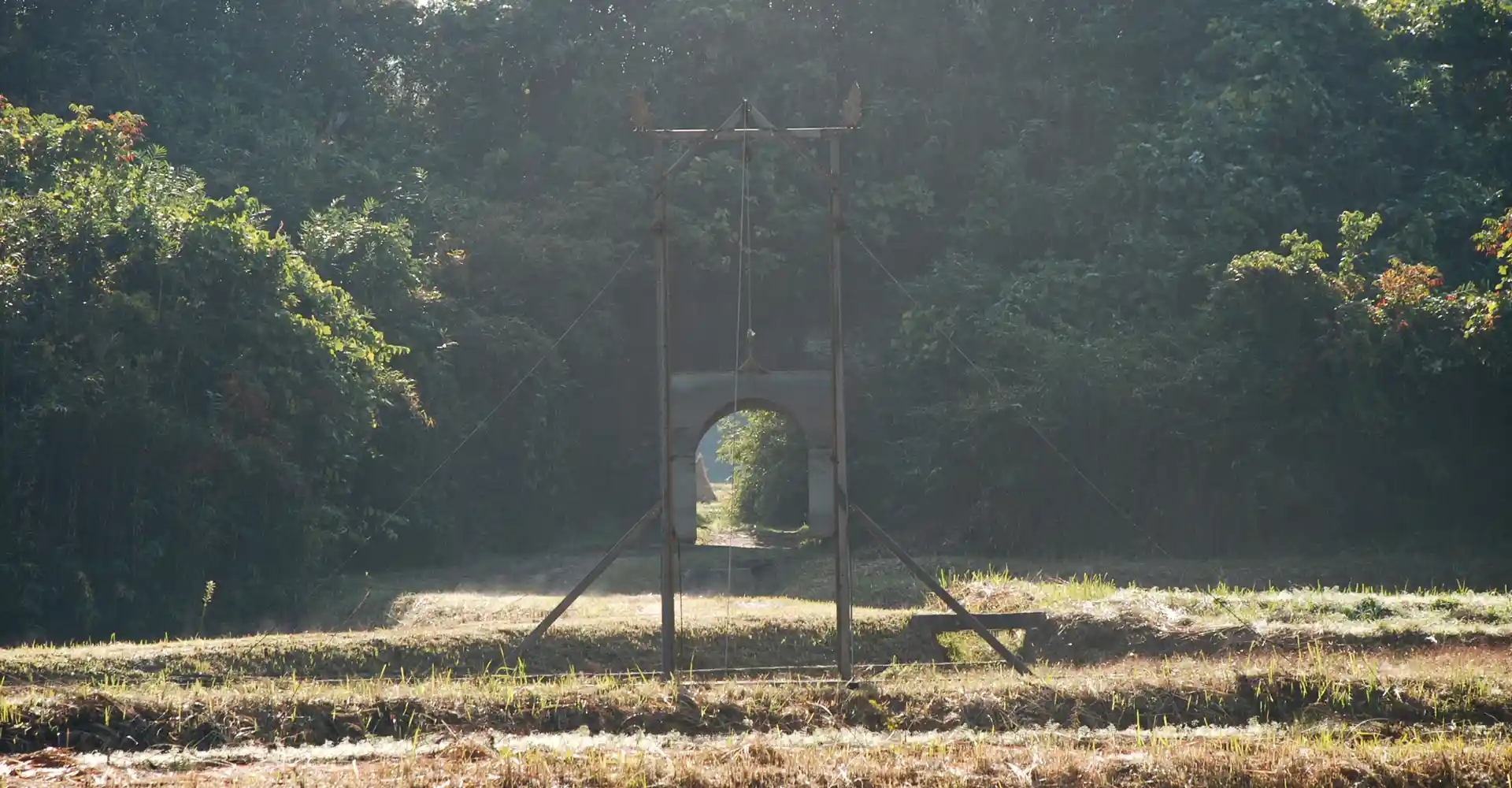 田園風景に設置されたギロチン