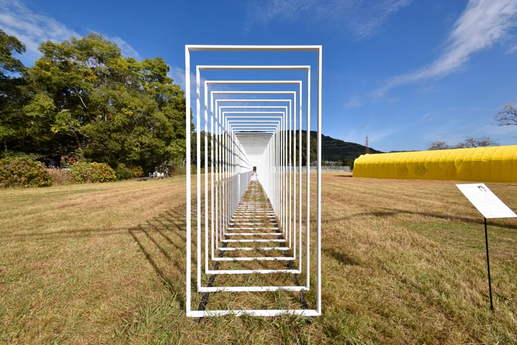 恭仁京の回廊をイメージさせる白いフレーム