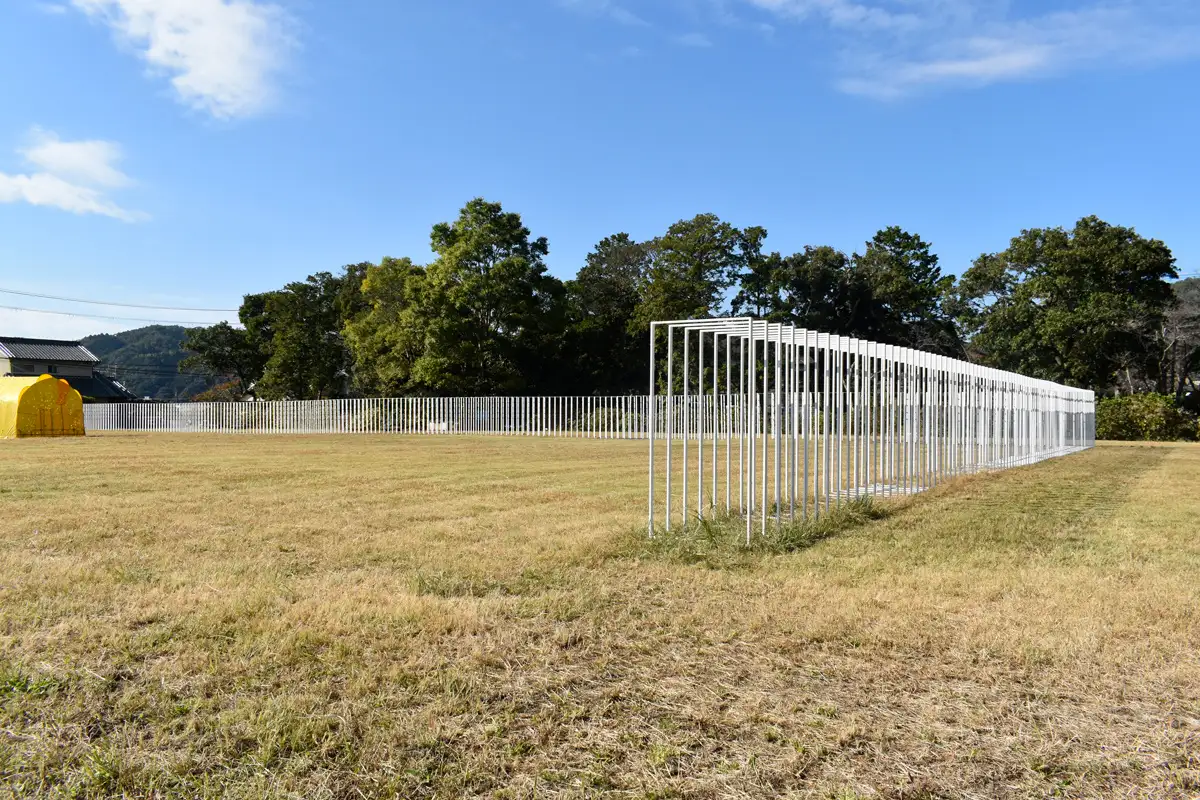 恭仁京跡地に並ぶ回廊をイメージさせたフレーム